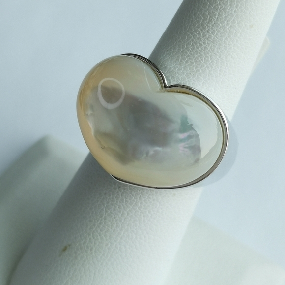 Mother of pearl ring dome heart ring size 8 🆕 - Picture 3 of 4